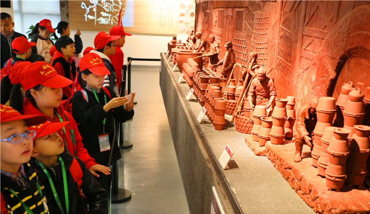 小学生参观前墅龙窑展示馆。