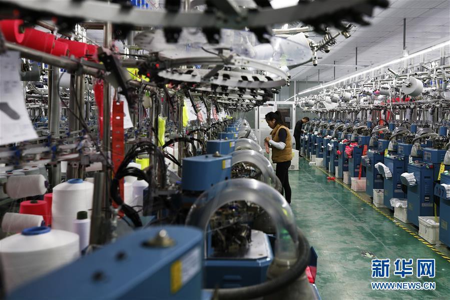 在泗洪经济开发区一纺织企业，工人在生产车间忙碌。新华社发（许昌亮 摄）