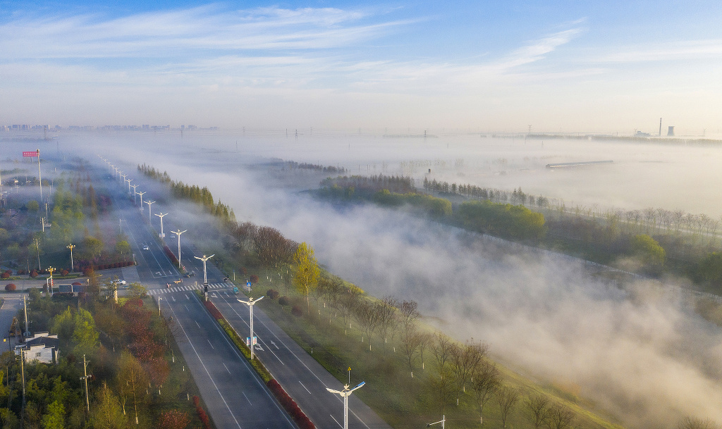 2021年4月13日，江苏省宿迁市泗洪县千年古汴河石集段出现平流雾景观，如梦似幻。