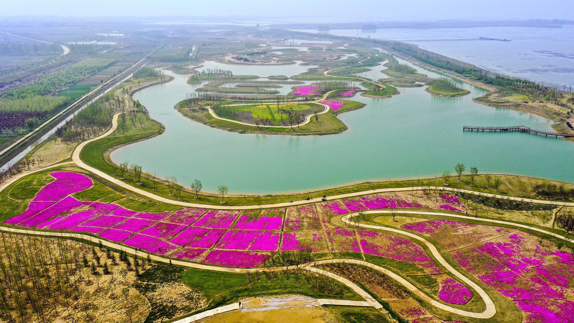 成子湖是我国第四大淡水湖——洪泽湖的重要组成部分，位于泗阳县南部、洪泽湖北岸，沿湖岸线总长72.3公里，覆盖泗阳3个乡镇的39个村，总人口15万。起初由于公路、航道等级偏低，连通度不高等问题，导致区域内15.97万亩耕地有效灌溉面积不足7.5万亩，成为地方经济发展滞后的主要因素。2014年11月22日，江苏省政府正式批复泗阳县“同意设立江苏省泗阳成子湖旅游度假区”，这也是泗阳县首个省级旅游度假区。