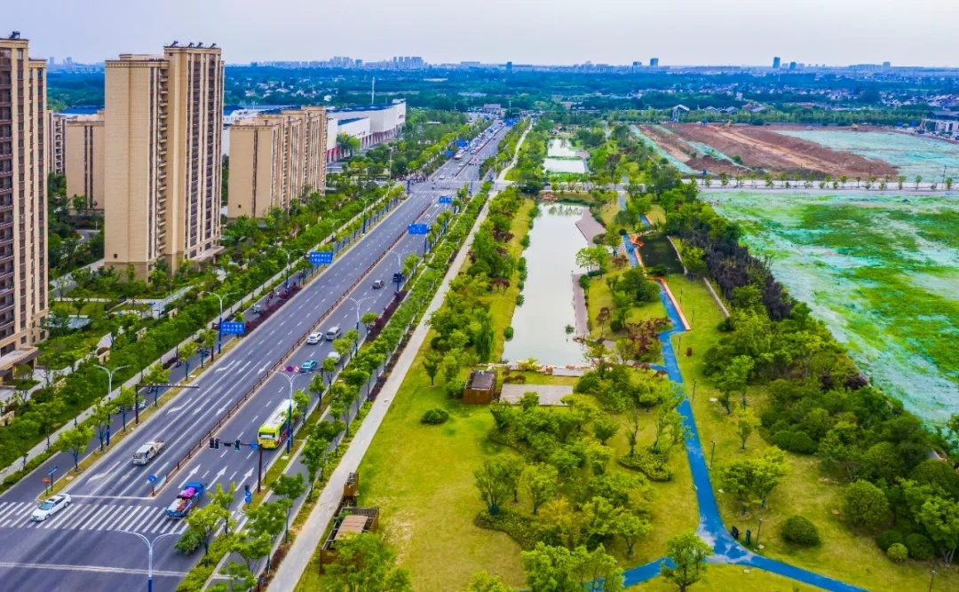 为改善水质环境，全面消除汛期隐患，扬州在北城河综合整治工程中，借鉴“海绵城市”建设理念，精心打造出集科普教育、健身运动、休闲文化为一体的生态绿色廊道。