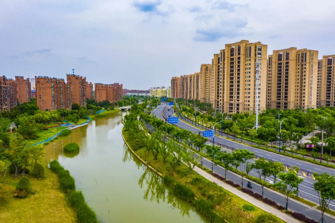 北城河整治河道长约3.8公里，原本占地不到50亩的河道，变为占地200多亩的沿河景观风光带，成为扬州城市北区骨干水利工程。