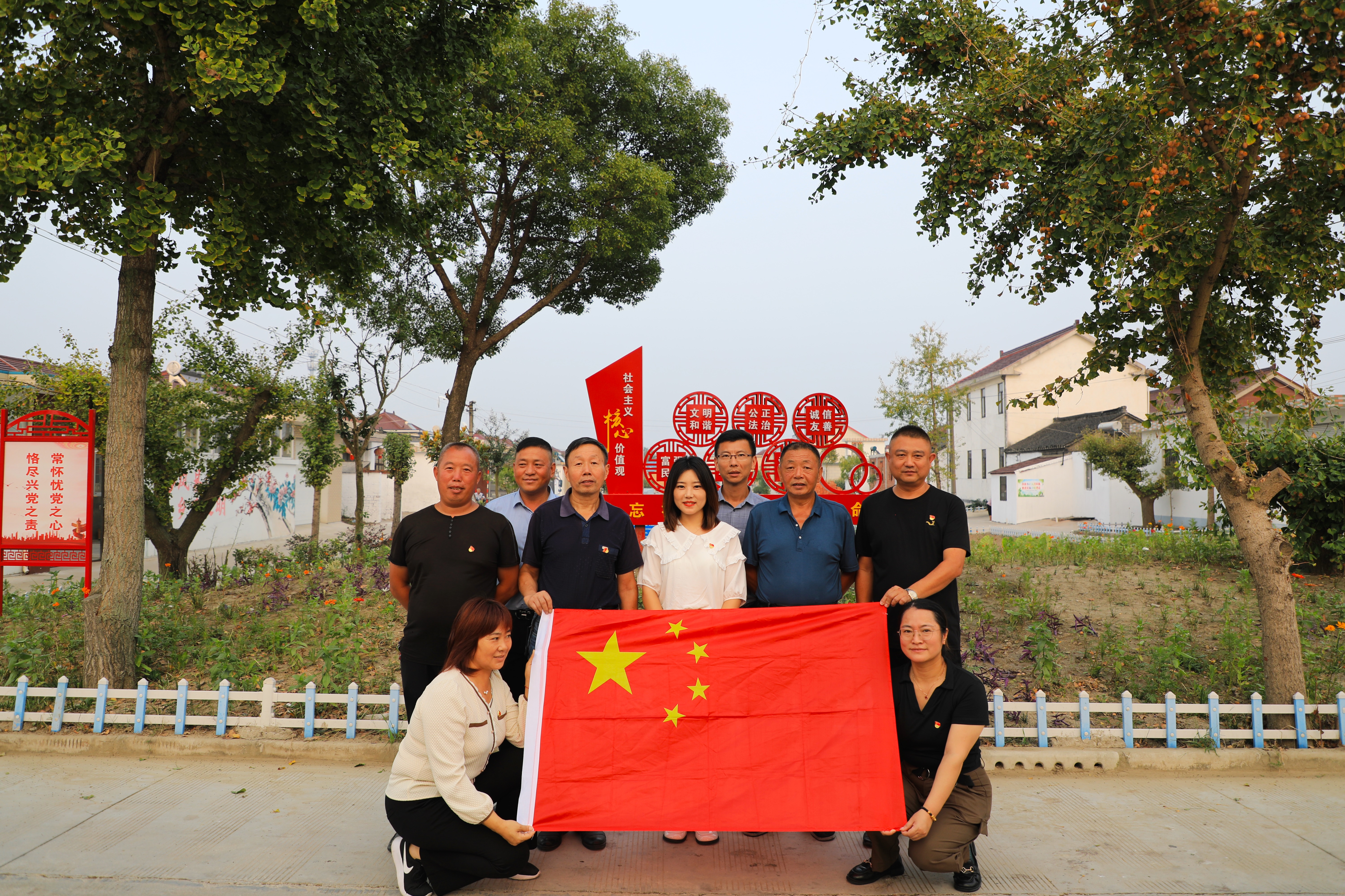 为庆祝中华人民共和国成立72周年，苏陈镇组织广大党员干部、学生开展“我与国旗合个影”活动，表达对祖国真诚的祝福！