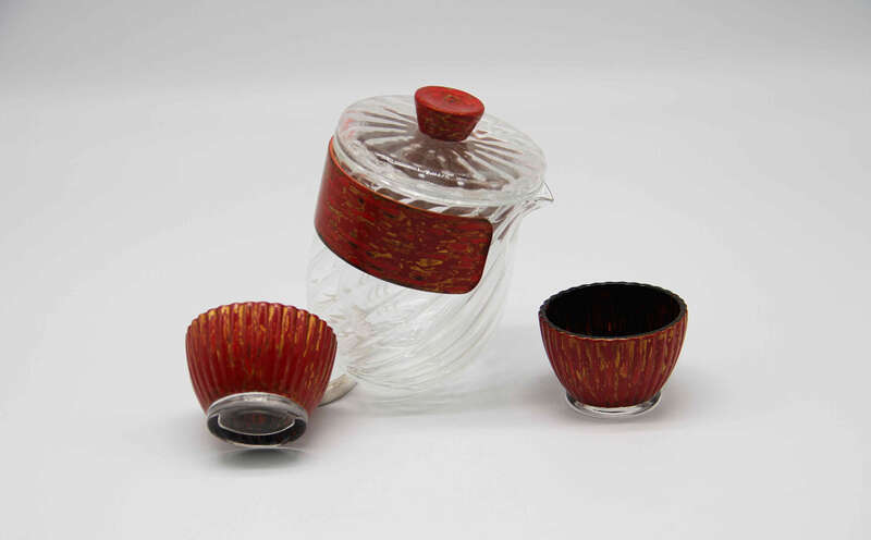 红金斑犀皮漆琉璃茶具，琉璃工艺与漆器工艺相结合，以琉璃为主体，细节处点缀漆器工艺。